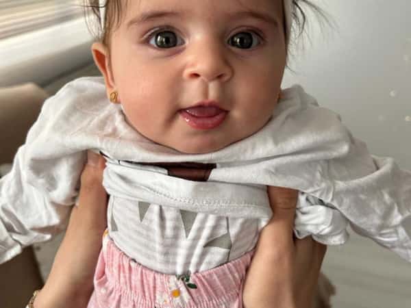 das Waisenmädchen Schahed hat ihren Vater verloren
