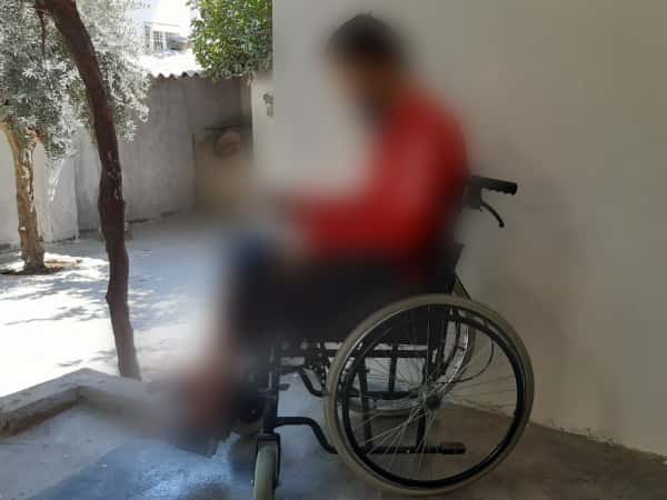 شاب مصاب بالشلل يحتاج المساعدة