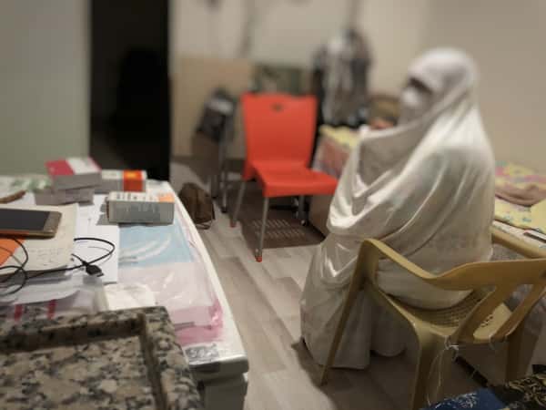 الخالة أميرة، بقيت وحيدة في غربتها، وهي بحاجة لمساعدتنا في تأمين احتياجاتها وأدويتها