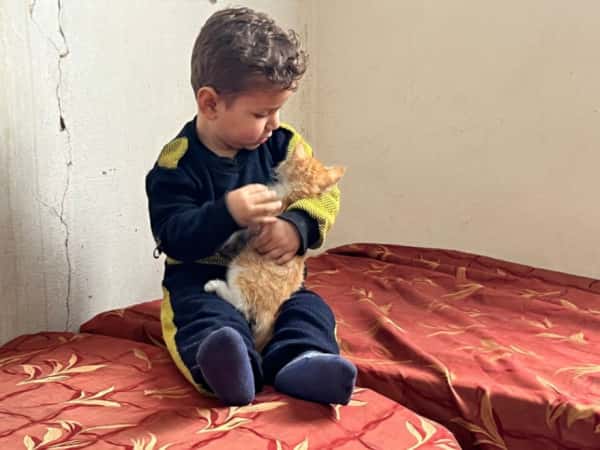 أبٌ أرهقته قسوة المعيشة ومعاناة صغيره!