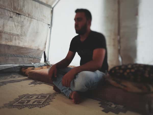غارة أفقدته سمعه!