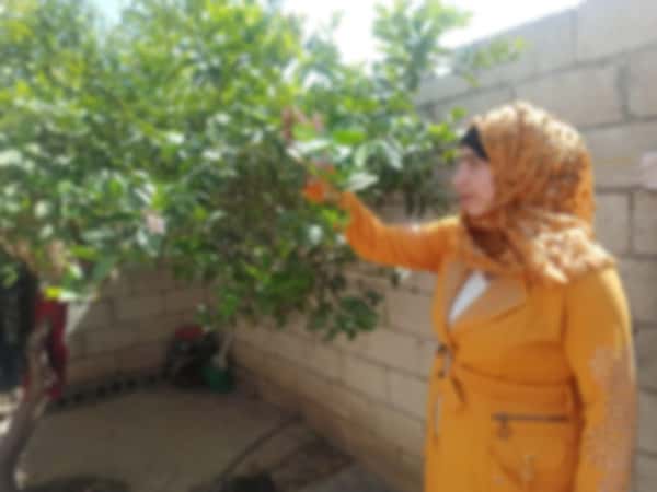 ملك طفلة يتيمة تعاني من مرض عصبي
