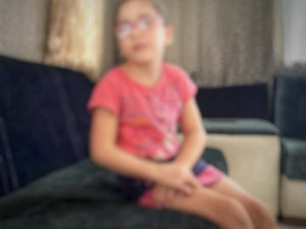 طفلة لا تستطيع المشي