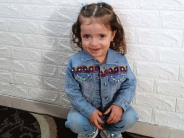 Sarah wurde durch des Kriegs zu einem Halbwaisenmädchen