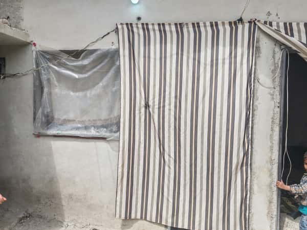 خوف يسكن بيتهم المدمر