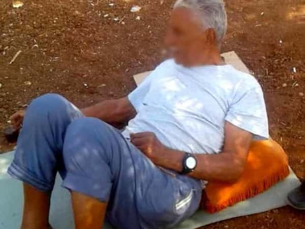 الحاج محمد بحاجة بسماعات للأذن.