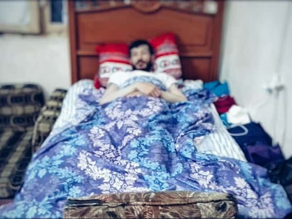 شاب تعرض لشظايا جعلته معاقاً