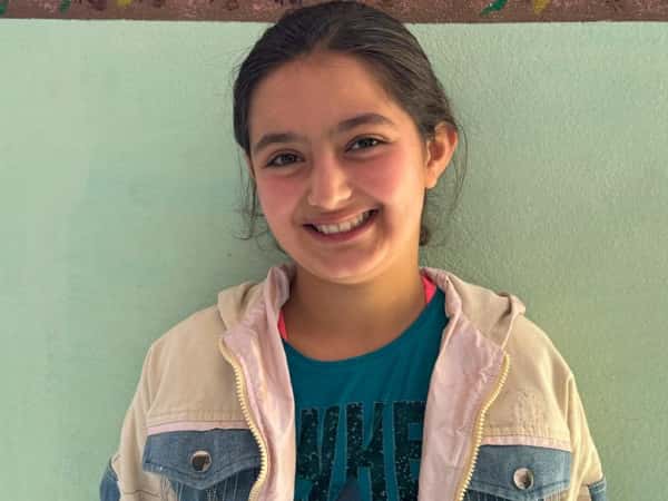 حنين طفلة يتيمة من ريف دمشق