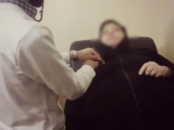 امرأة تعاني من مشاكل في الصدر والقلب
