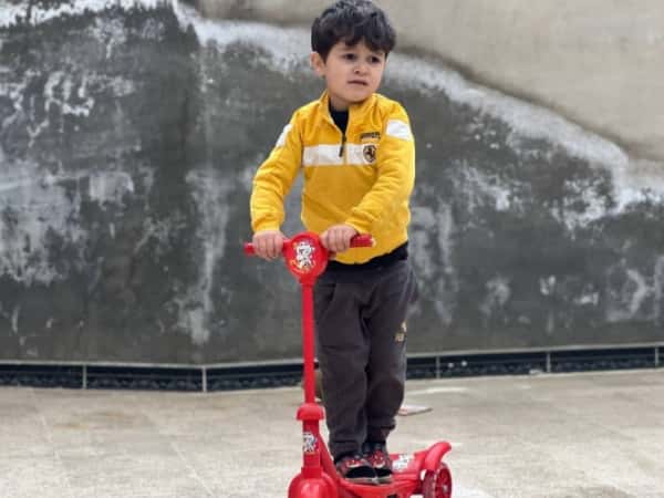 قلب صغير يختنق كلما حاول أن يفرح