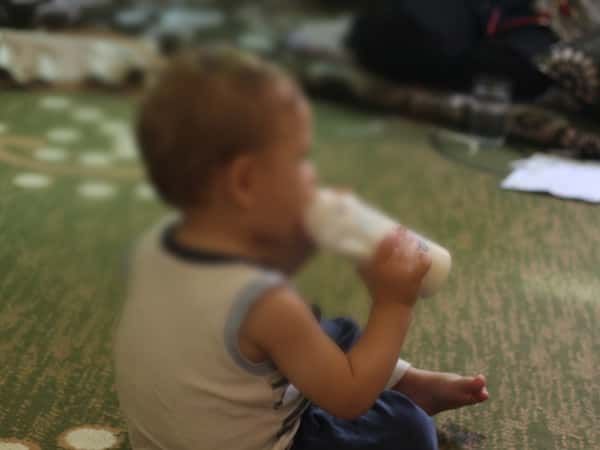 طفل يعاني من فتحة في أسفل ظهره وبحاجة مساعدة