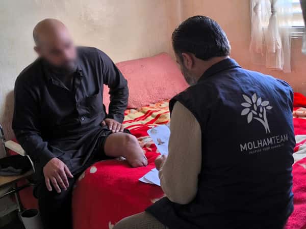 أبٌ بساقٍ مبتورة