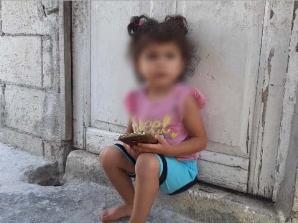 طفلة تعاني من مرض دائم بحاجة أدوية بشكل مستمر