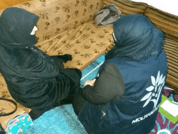 شابة تعاني من ضعف في السمع