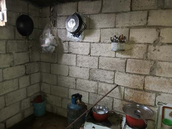 A family resists the cold and displacement