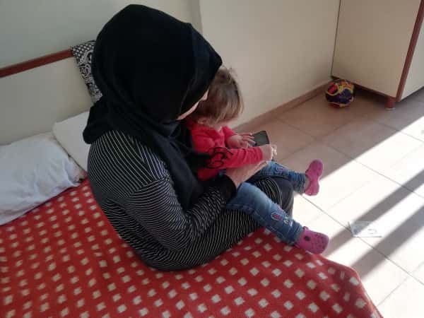 Eine Mutter hat Verbrennungen vom 3. und 4. Grad und hat eine kleine Tochter, die Hilfe braucht