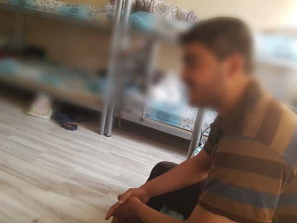شاب يعاني من العمى بسبب تلف القرنية