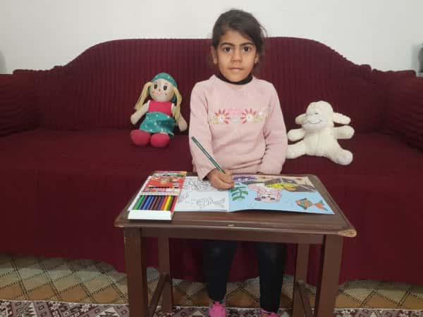 Zeinab ist ein Waisenkind aus Latakia.