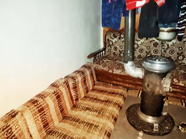 امرأة لديها انزلاق في الفقرات