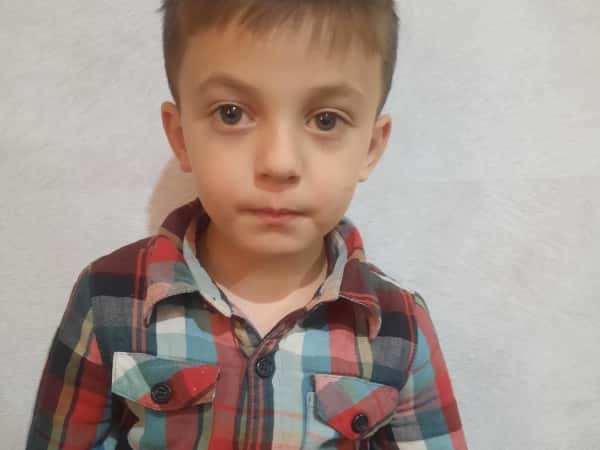 Anas, a child who has lost his both parents
