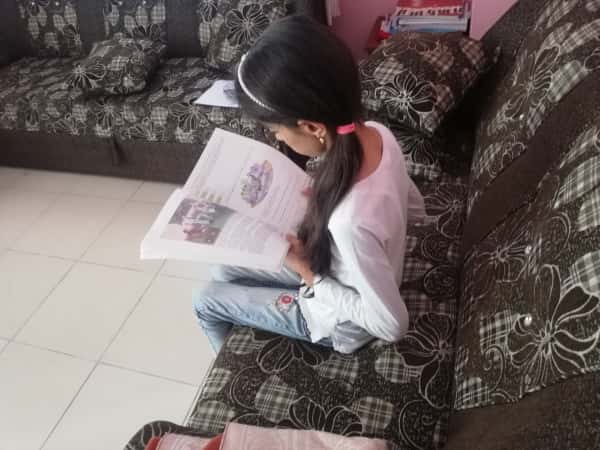 طفلة بحاجة نظارة جديدة