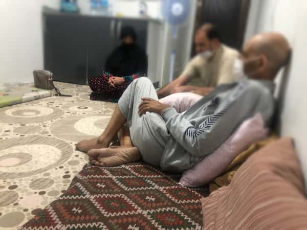شاب يبذل قصارى جهده لتأمين لقمة العيش لوالدَيه، بحاجة لعَونكم