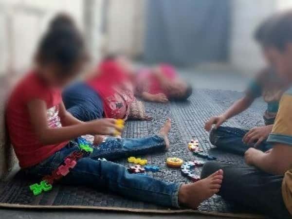 عائلةً جارَ عليها الزمن بعد أن تهجّرت وهي الآن تمد يد العَوْن