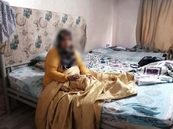 سيدة مقعدة بحاجة جلسات علاج فيزيائي وأجهزة تقويم أصابع