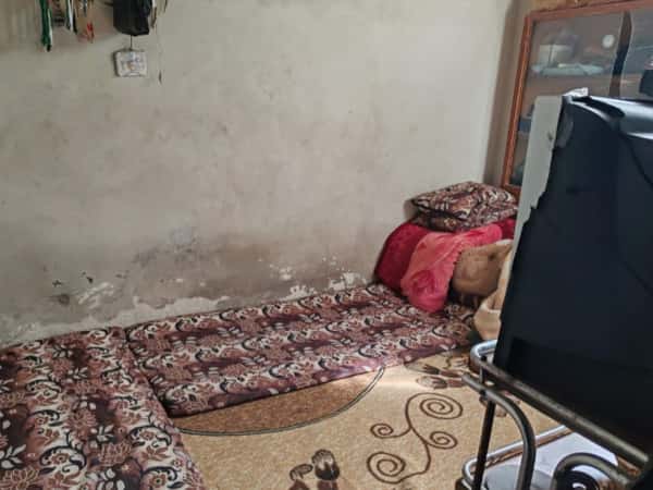 أمٌ وبناتها بلا دعم