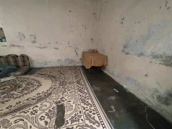 بعد أن قُصف منزلهُ يعيش عبسي في شبه بيت
