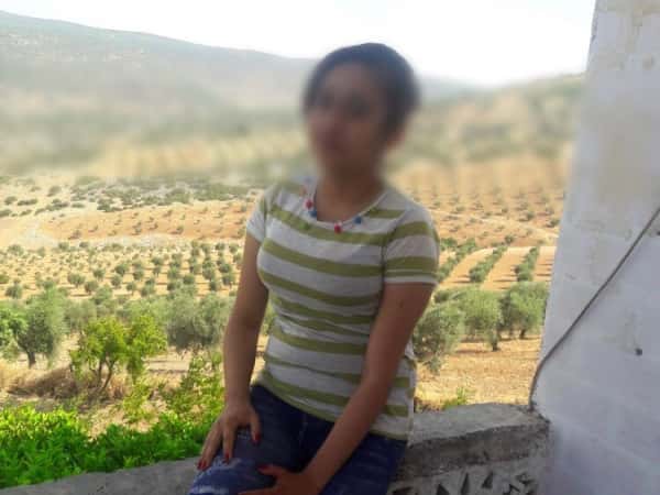 طفلة بحاجة سماعات