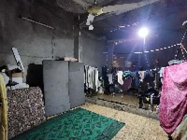 الأخ كمال مهجر يسكن في دكانة و يربي أطفال أيتام مع أولاده كونوا عوناً له