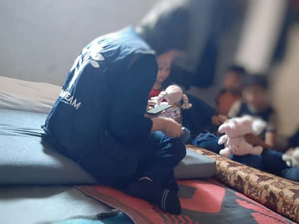 ذاقت هي وعائلتها مرارة الحرب والتهجير عدة مرات، والآن يعيشون في منزل بسيط جداً، وهم بحاجة لمساعدتنا