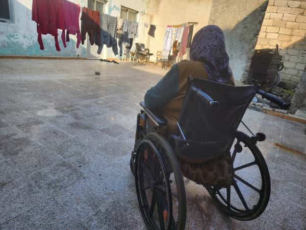 القهر ينهش جدران قلبه ويفتت العجز روحه، في ظروف صحية و معيشية قاسية..