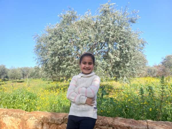 خلود طفلة يتيمة بحاجة لكفالتكم